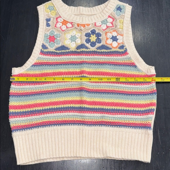 american eagle sweater vest. size xs. multi colored. excellent used condition. - Picture 5 of 7